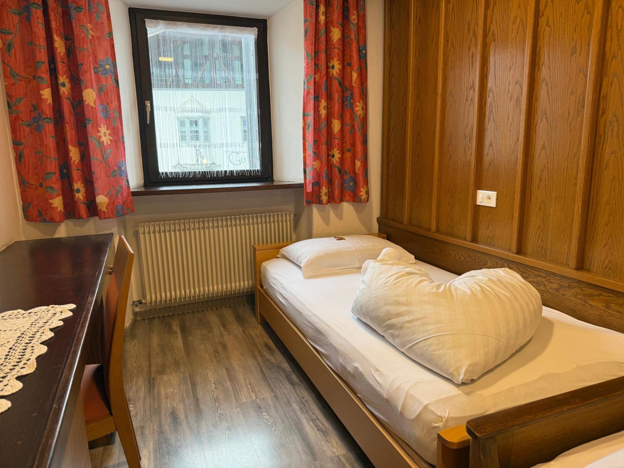 Gasthof Goldenes Lamm Vahrn Ruang foto
